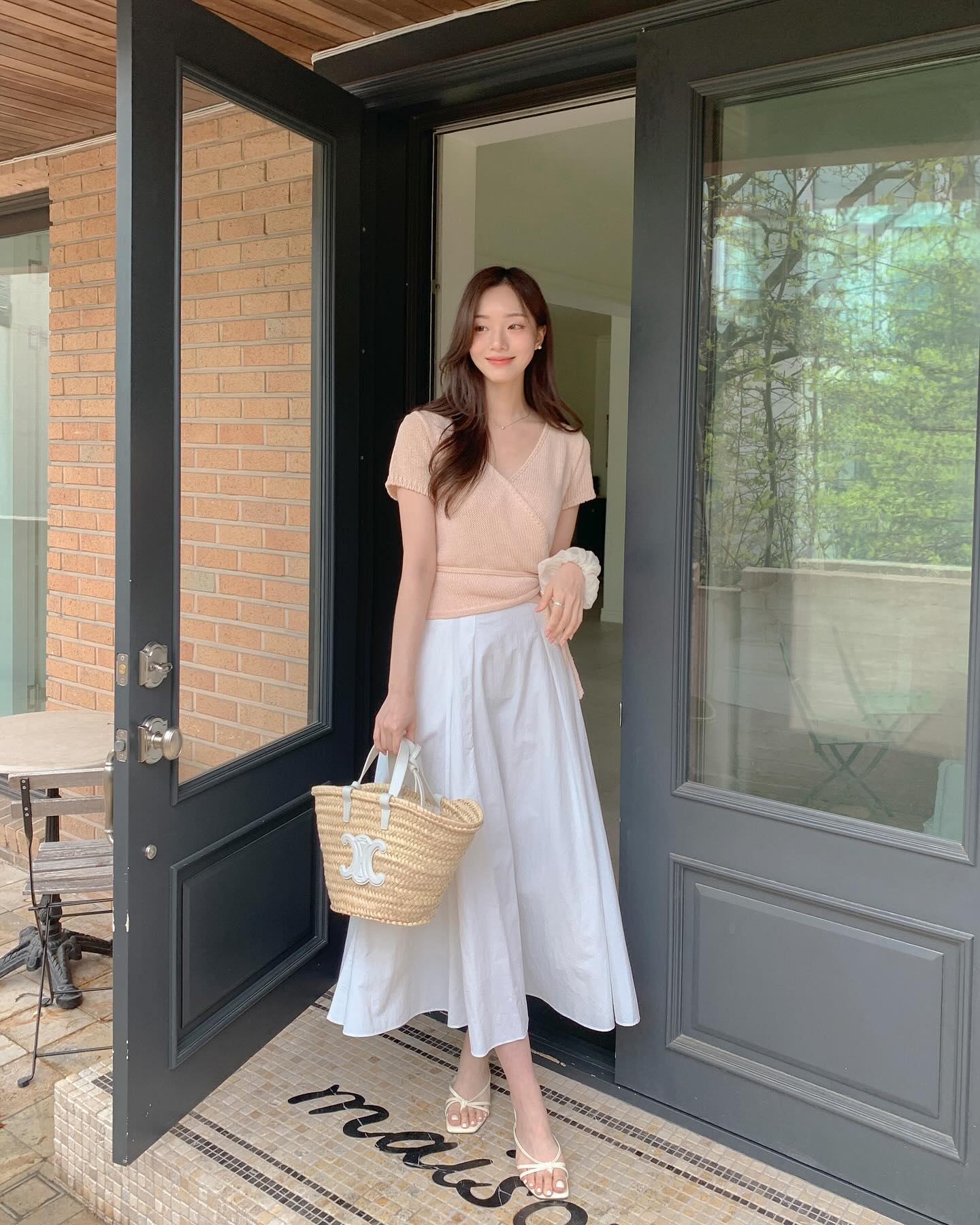 Chân váy sáng màu mix cùng với 5 mẫu áo này thì không thể xuất sắc hơn- Ảnh 5. Chân váy sáng màu mix cùng với 5 mẫu áo này thì không thể xuất sắc hơn- Ảnh 5.