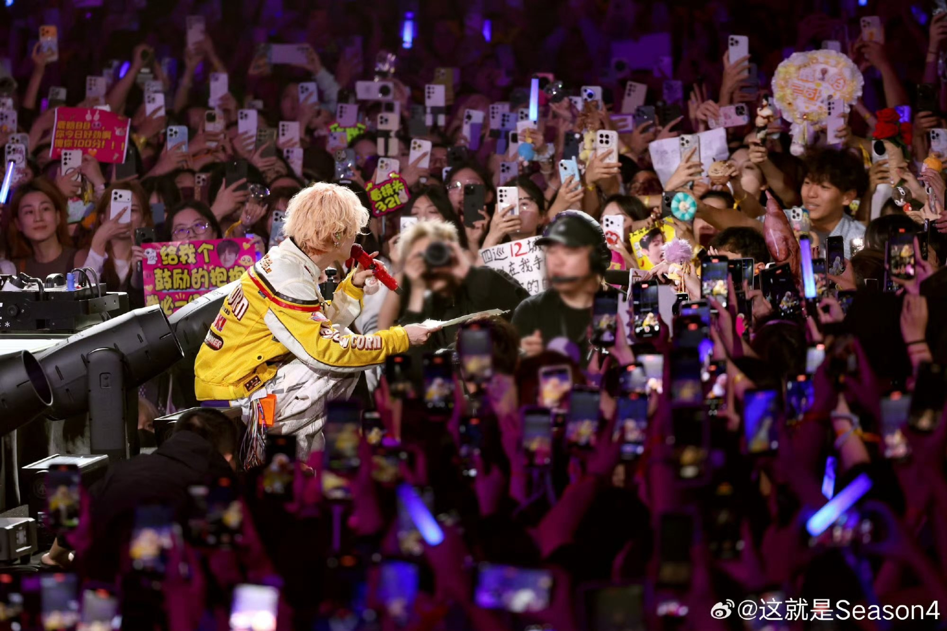 Đẳng cấp "đỉnh lưu": Sao hạng A hết thời vẫn đủ sức tẩu t&aacute;n cả triệu album, 90 ph&uacute;t bỏ t&uacute;i 112 tỷ đồng- Ảnh 5.