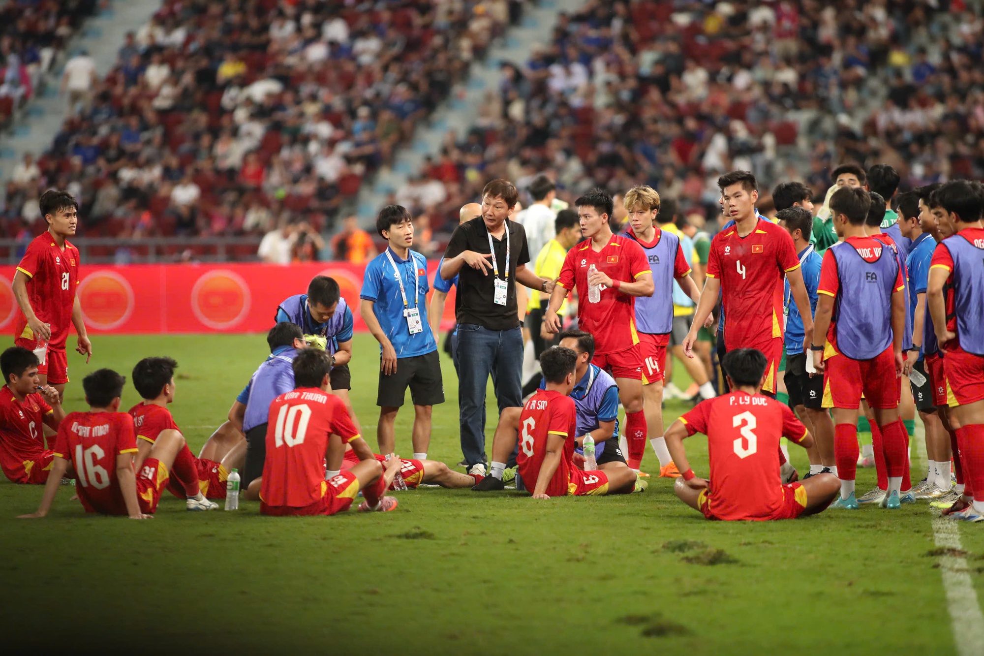 Khoảnh khắc U22 Việt Nam v&ocirc; địch, Quốc ca Việt Nam vang l&ecirc;n đầy tự h&agrave;o tại SEA Games- Ảnh 1.