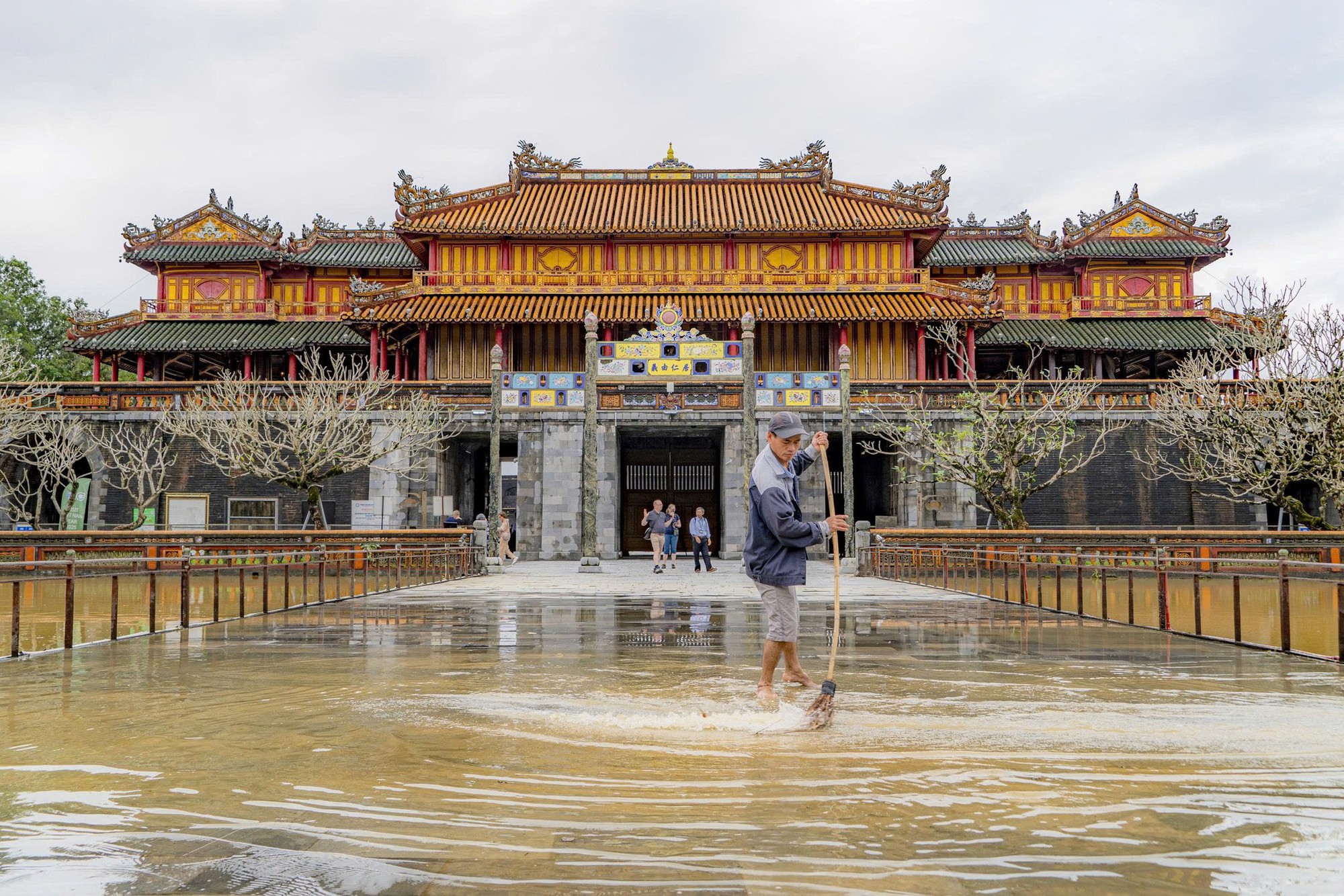 Huế nhanh chóng phục hồi đón khách sau mưa lũ, du lịch giữ vững đà tăng trưởng- Ảnh 2. Huế nhanh chóng phục hồi đón khách sau mưa lũ, du lịch giữ vững đà tăng trưởng- Ảnh 2.