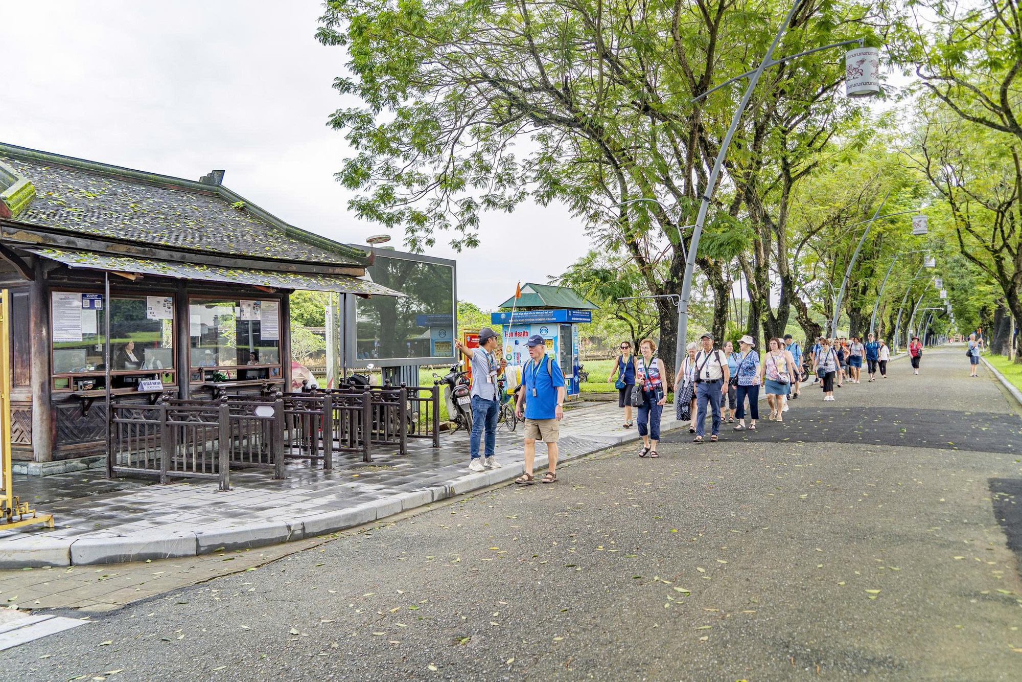 Huế nhanh chóng phục hồi đón khách sau mưa lũ, du lịch giữ vững đà tăng trưởng- Ảnh 4. Huế nhanh chóng phục hồi đón khách sau mưa lũ, du lịch giữ vững đà tăng trưởng- Ảnh 4.