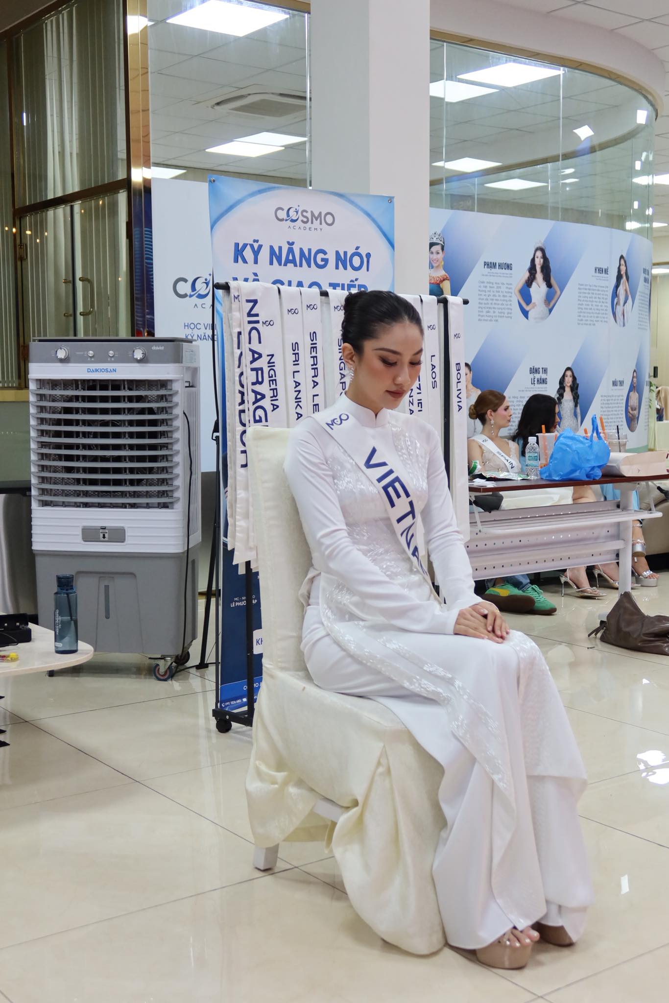 Bán kết Miss Cosmo 2025: Hoa hậu Phương Linh gặp sự cố hú vía- Ảnh 2. Bán kết Miss Cosmo 2025: Hoa hậu Phương Linh gặp sự cố hú vía- Ảnh 2.