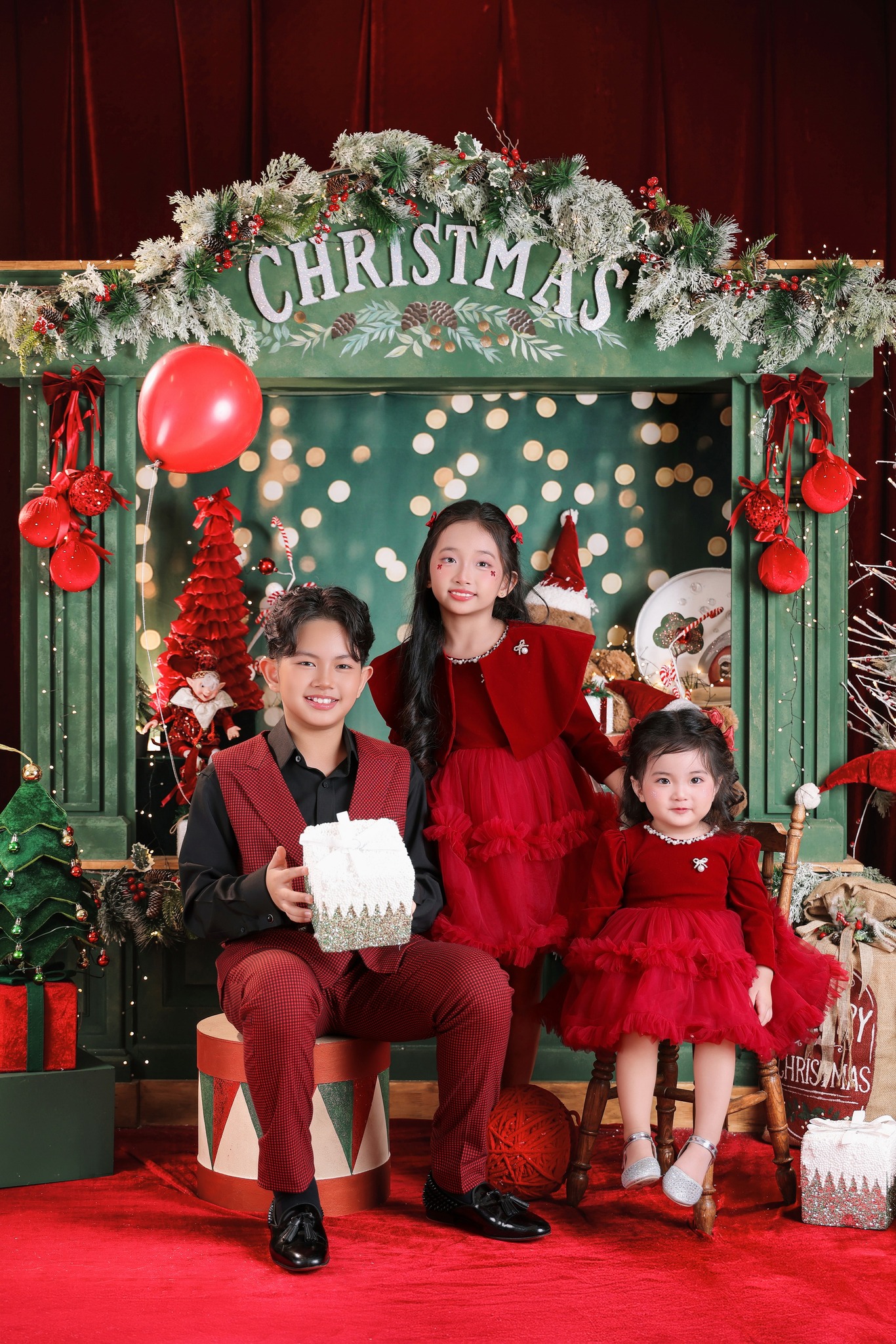 Mê mẩn 3 thiên thần nhà Khánh Thi - Phan Hiển: Cậu cả điển trai, cô hai sang chảnh, út cưng Lisa xinh yêu như búp bê!- Ảnh 3. Mê mẩn 3 thiên thần nhà Khánh Thi - Phan Hiển: Cậu cả điển trai, cô hai sang chảnh, út cưng Lisa xinh yêu như búp bê!- Ảnh 3.