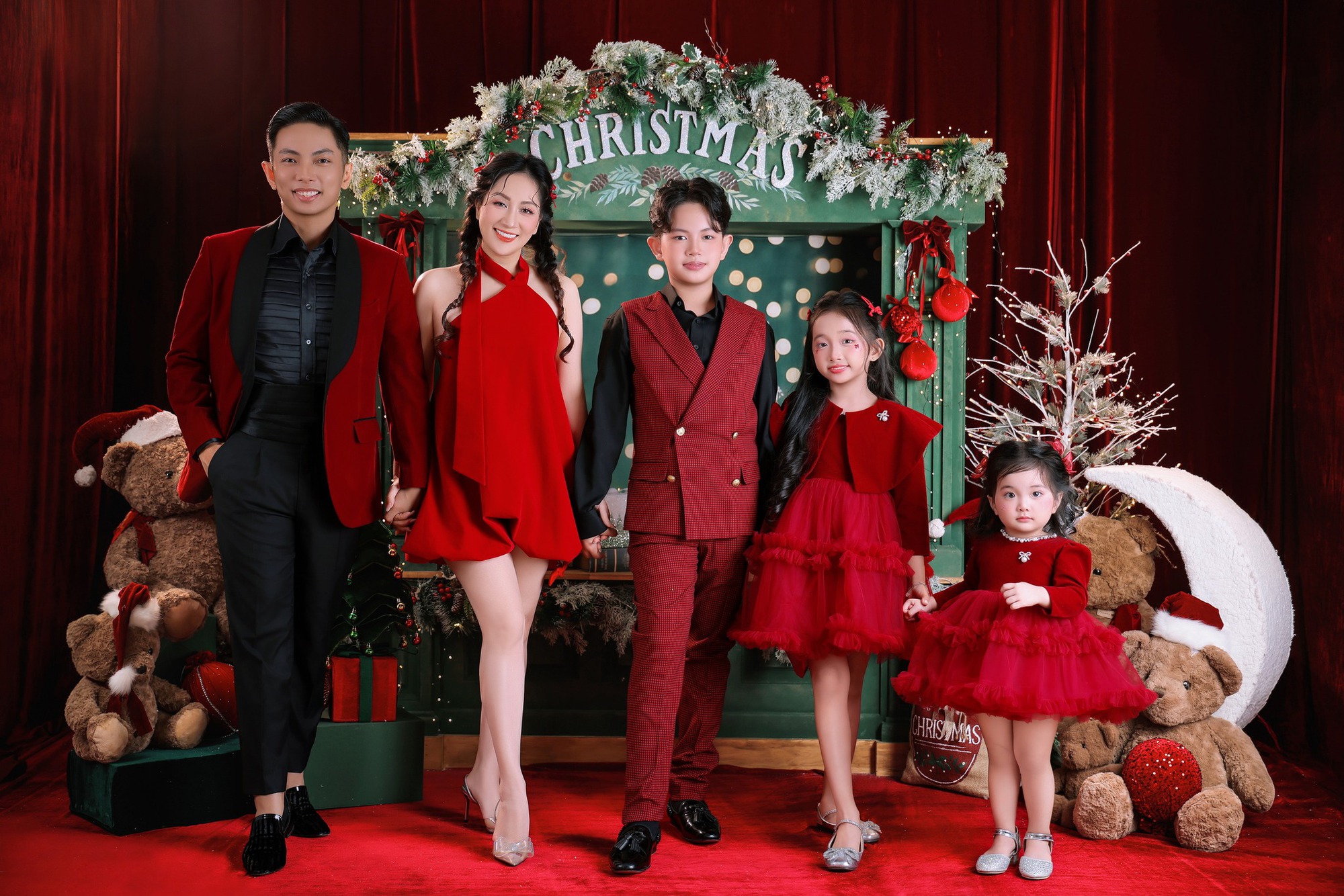 Mê mẩn 3 thiên thần nhà Khánh Thi - Phan Hiển: Cậu cả điển trai, cô hai sang chảnh, út cưng Lisa xinh yêu như búp bê!- Ảnh 11. Mê mẩn 3 thiên thần nhà Khánh Thi - Phan Hiển: Cậu cả điển trai, cô hai sang chảnh, út cưng Lisa xinh yêu như búp bê!- Ảnh 11.