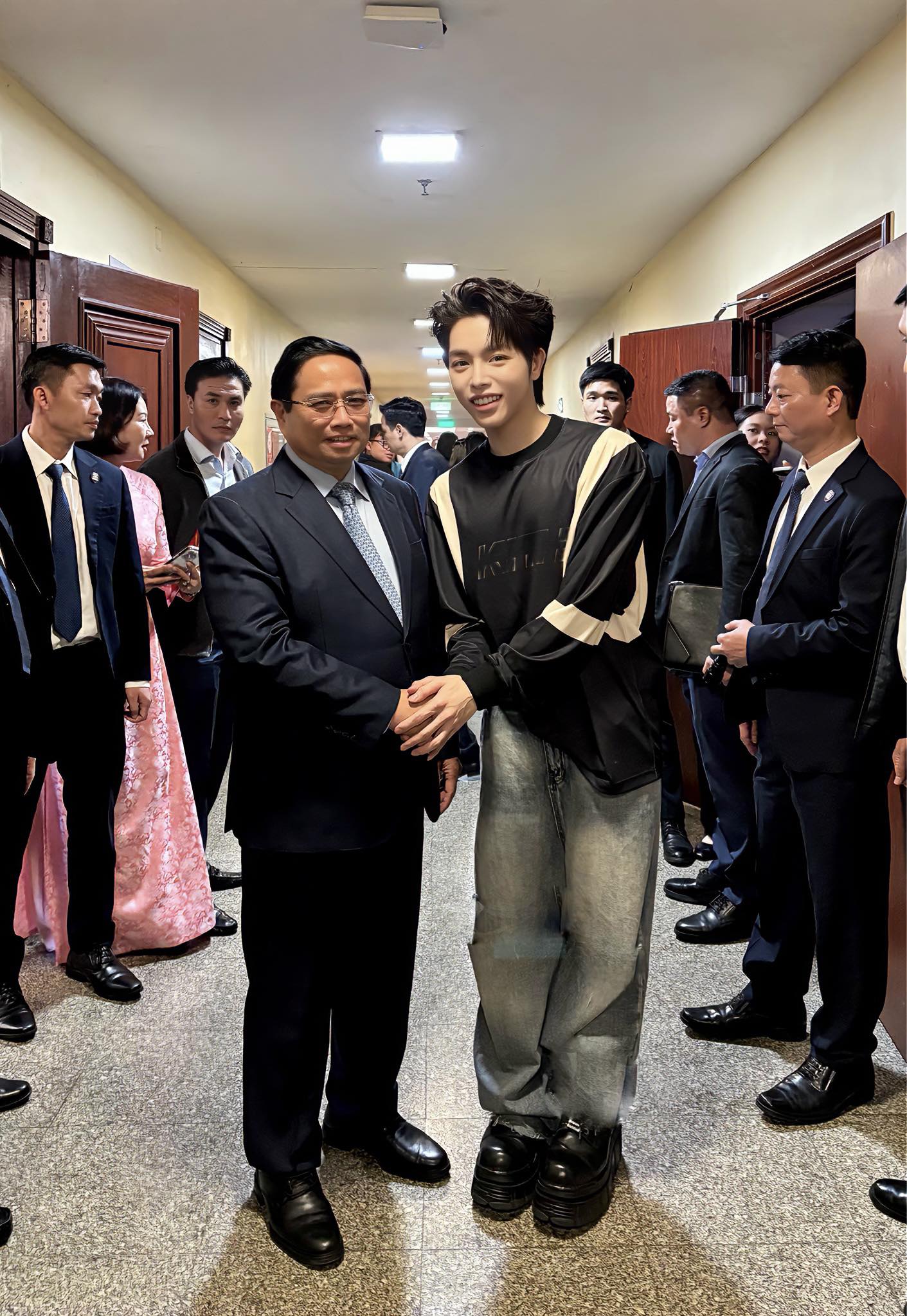 Nam ca sĩ được Thủ tướng Phạm Minh Chính bắt tay chúc mừng, một chi tiết gây sốt- Ảnh 1. Nam ca sĩ được Thủ tướng Phạm Minh Chính bắt tay chúc mừng, một chi tiết gây sốt- Ảnh 1.