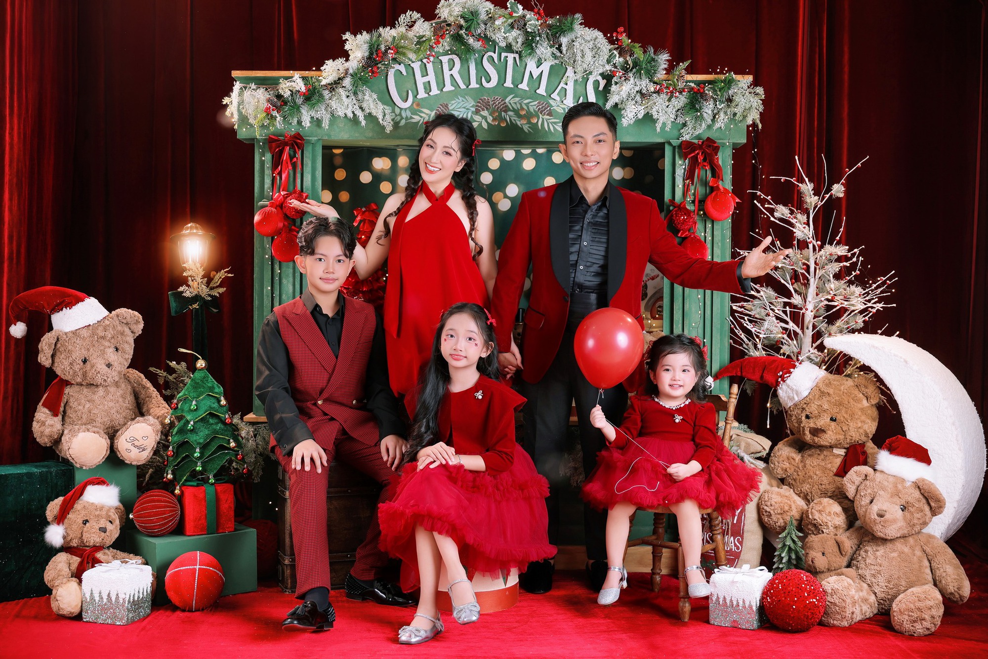 Mê mẩn 3 thiên thần nhà Khánh Thi - Phan Hiển: Cậu cả điển trai, cô hai sang chảnh, út cưng Lisa xinh yêu như búp bê!- Ảnh 6. Mê mẩn 3 thiên thần nhà Khánh Thi - Phan Hiển: Cậu cả điển trai, cô hai sang chảnh, út cưng Lisa xinh yêu như búp bê!- Ảnh 6.