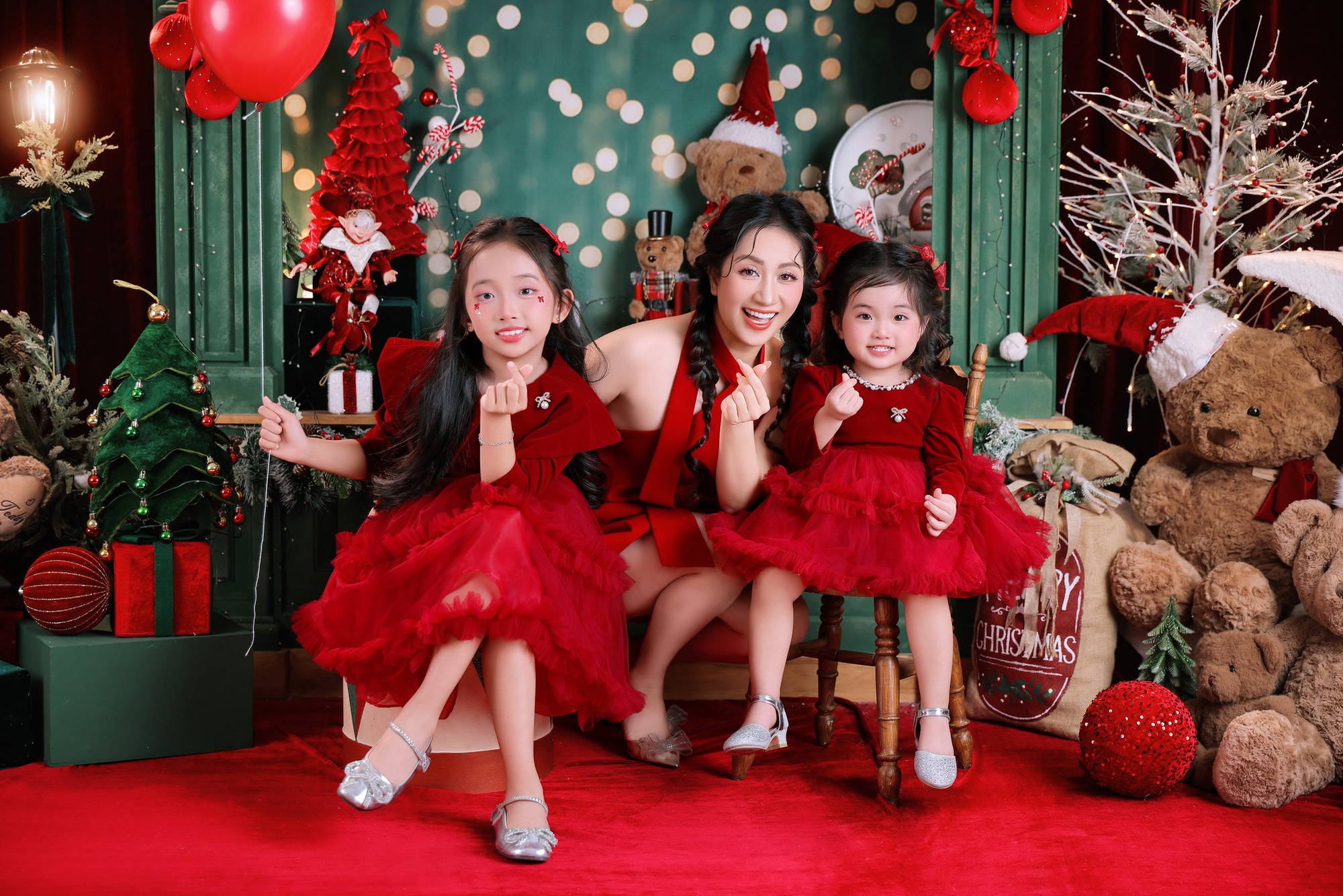 Mê mẩn 3 thiên thần nhà Khánh Thi - Phan Hiển: Cậu cả điển trai, cô hai sang chảnh, út cưng Lisa xinh yêu như búp bê!- Ảnh 5. Mê mẩn 3 thiên thần nhà Khánh Thi - Phan Hiển: Cậu cả điển trai, cô hai sang chảnh, út cưng Lisa xinh yêu như búp bê!- Ảnh 5.