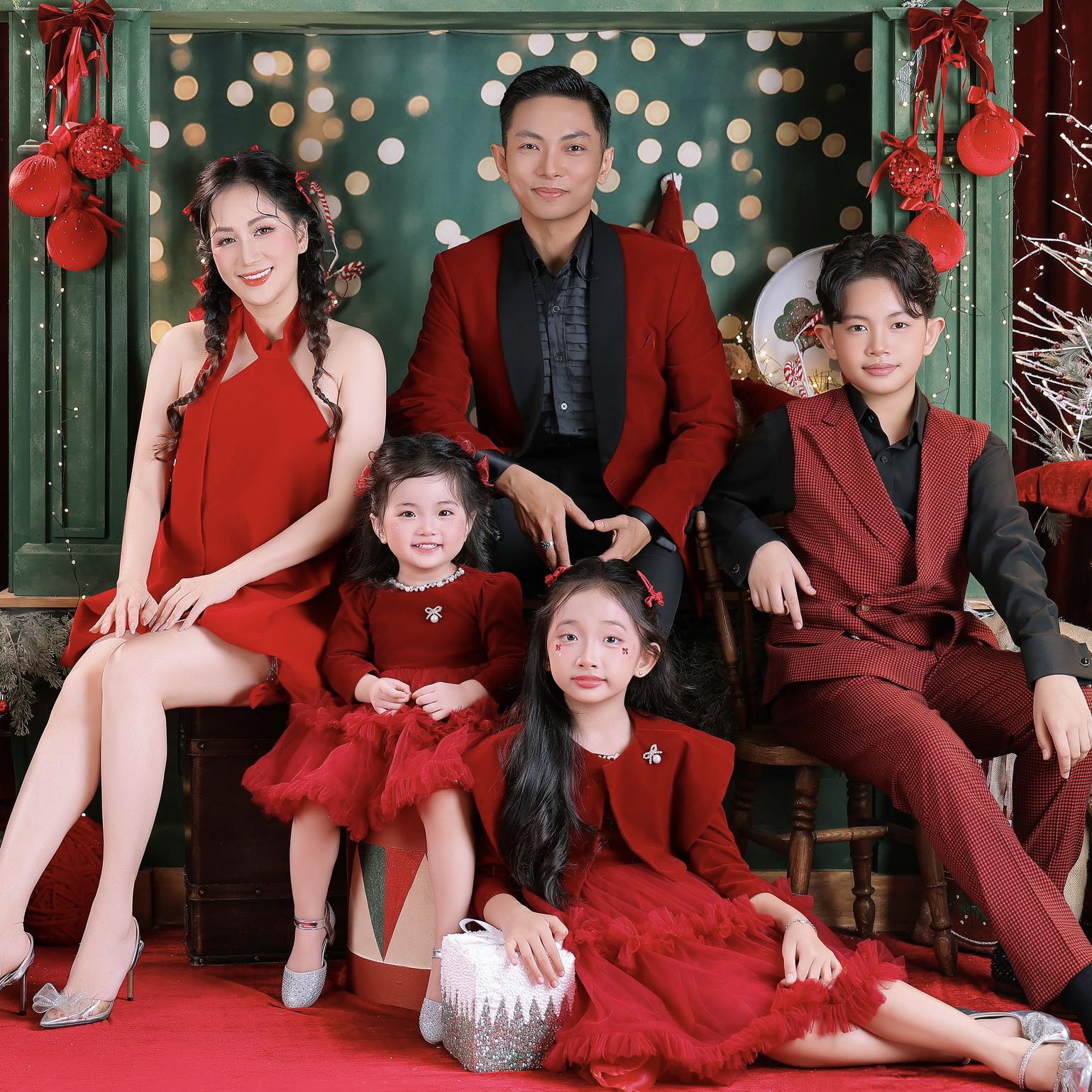 Mê mẩn 3 thiên thần nhà Khánh Thi - Phan Hiển: Cậu cả điển trai, cô hai sang chảnh, út cưng Lisa xinh yêu như búp bê!- Ảnh 1. Mê mẩn 3 thiên thần nhà Khánh Thi - Phan Hiển: Cậu cả điển trai, cô hai sang chảnh, út cưng Lisa xinh yêu như búp bê!- Ảnh 1.