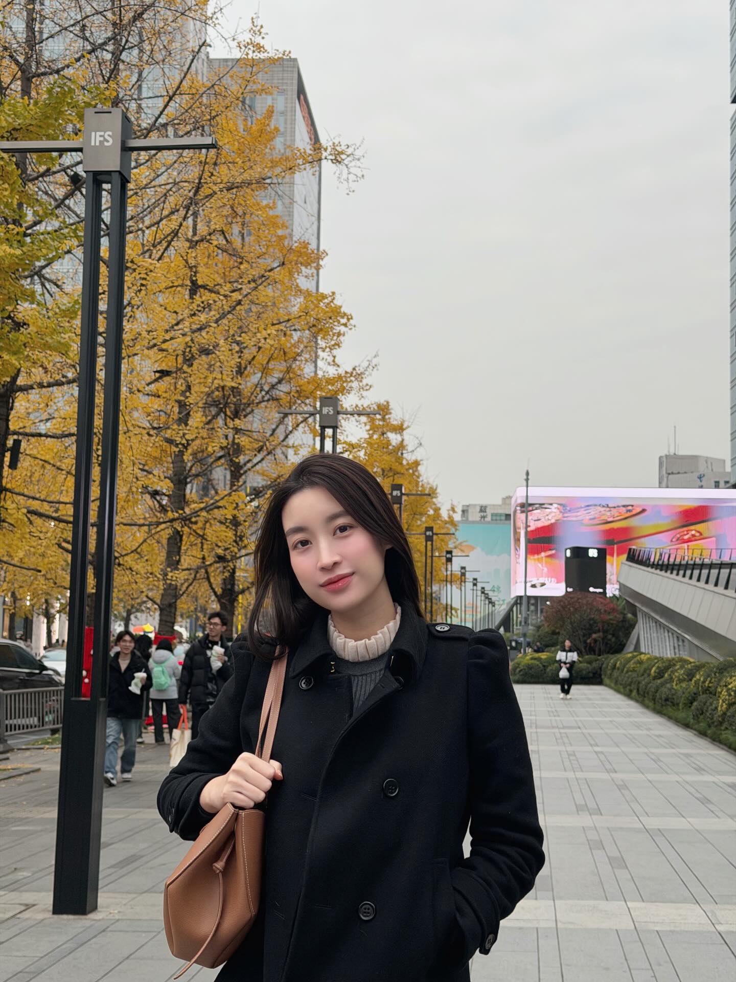 Đỗ Mỹ Linh khoe visual xinh đẹp giữa tin đồn mang thai lần 2, chồng Chủ tịch n&oacute;i 1 c&acirc;u đủ thấy cực y&ecirc;u vợ- Ảnh 1.