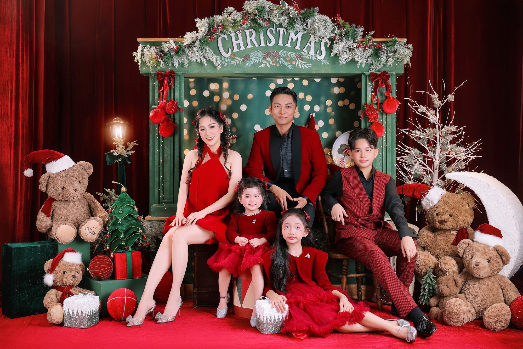 Mê mẩn 3 thiên thần nhà Khánh Thi - Phan Hiển: Cậu cả điển trai, cô hai sang chảnh, út cưng Lisa xinh yêu như búp bê!- Ảnh 7. Mê mẩn 3 thiên thần nhà Khánh Thi - Phan Hiển: Cậu cả điển trai, cô hai sang chảnh, út cưng Lisa xinh yêu như búp bê!- Ảnh 7.