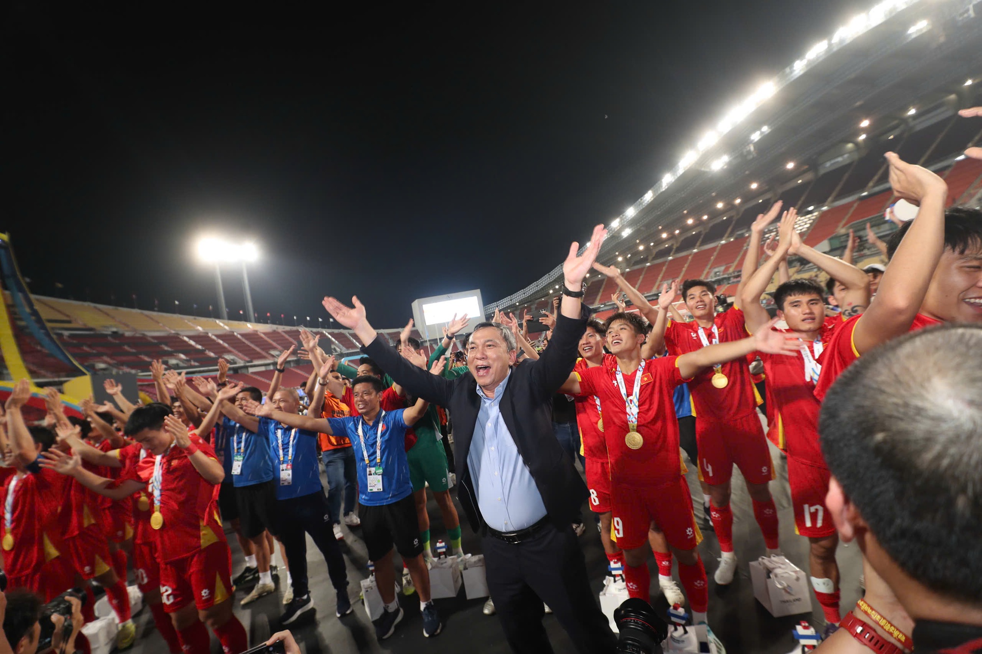 Khoảnh khắc U22 Việt Nam v&ocirc; địch, Quốc ca Việt Nam vang l&ecirc;n đầy tự h&agrave;o tại SEA Games- Ảnh 6.