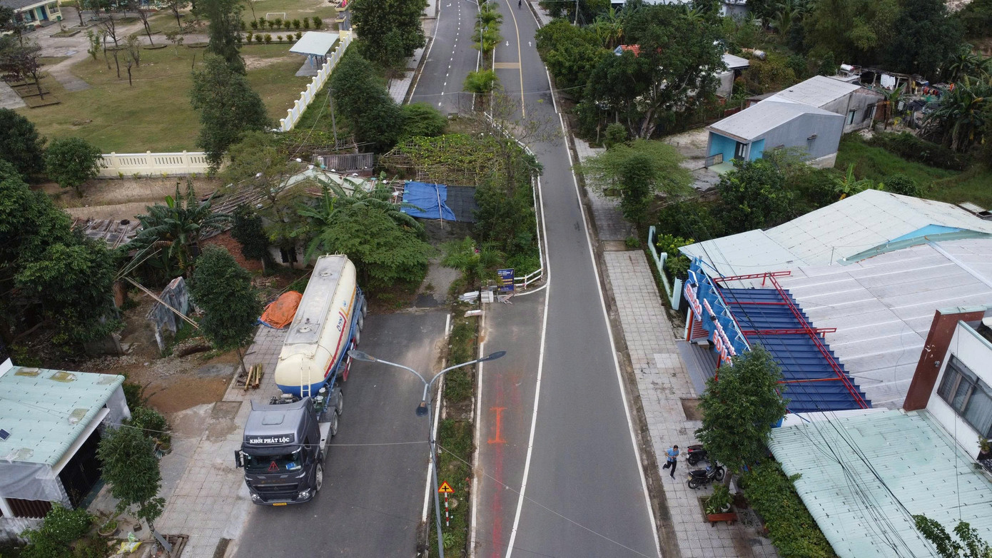 Kỳ lạ tuyến đường h&agrave;ng chục tỷ đồng c&oacute; ng&ocirc;i nh&agrave; &aacute;n ngữ giữa đường- Ảnh 11.