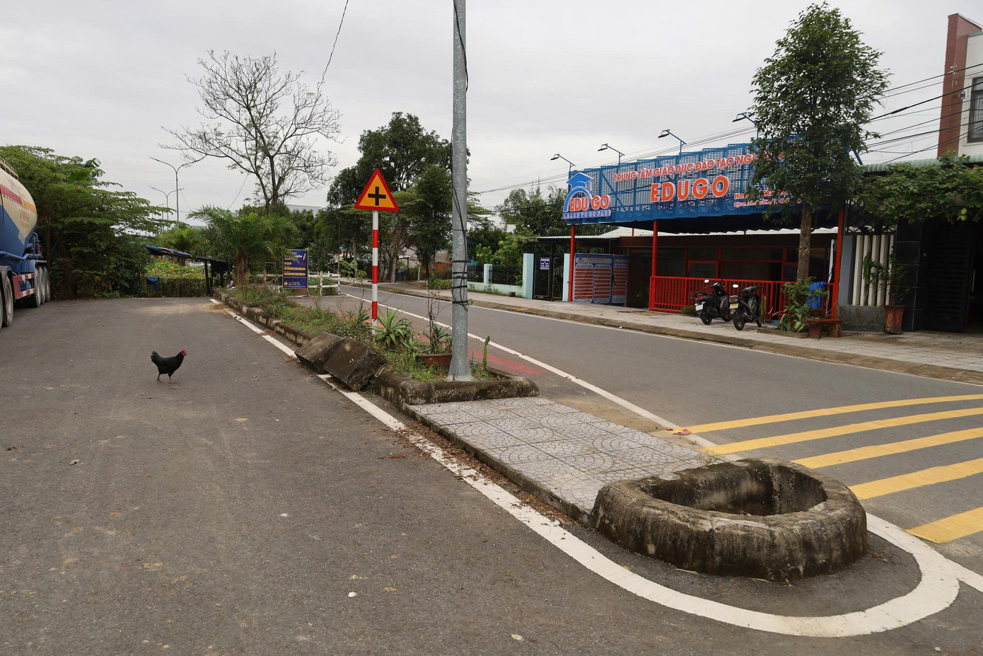 Kỳ lạ tuyến đường h&agrave;ng chục tỷ đồng c&oacute; ng&ocirc;i nh&agrave; &aacute;n ngữ giữa đường- Ảnh 3.