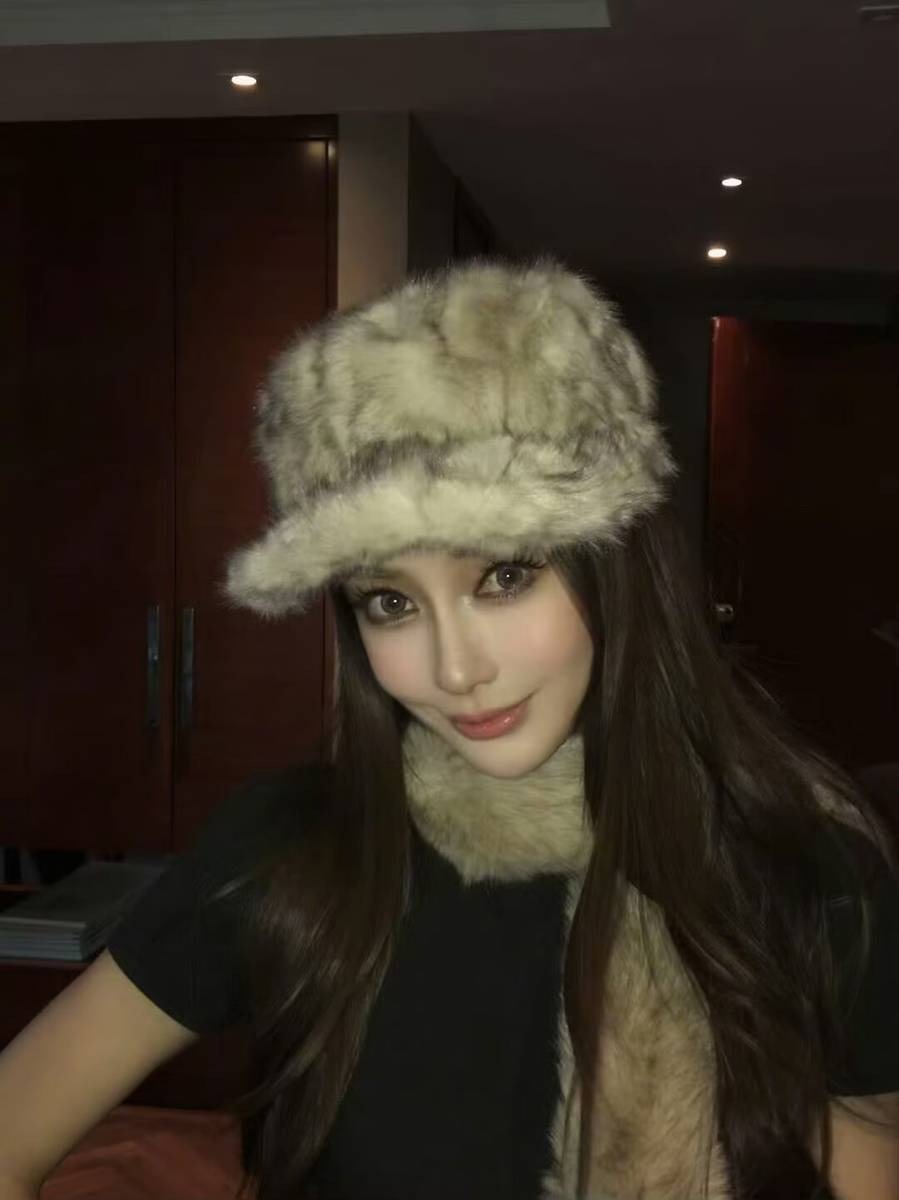 Angelababy đang l&agrave;m g&igrave; với gương mặt của m&igrave;nh vậy?- Ảnh 1.