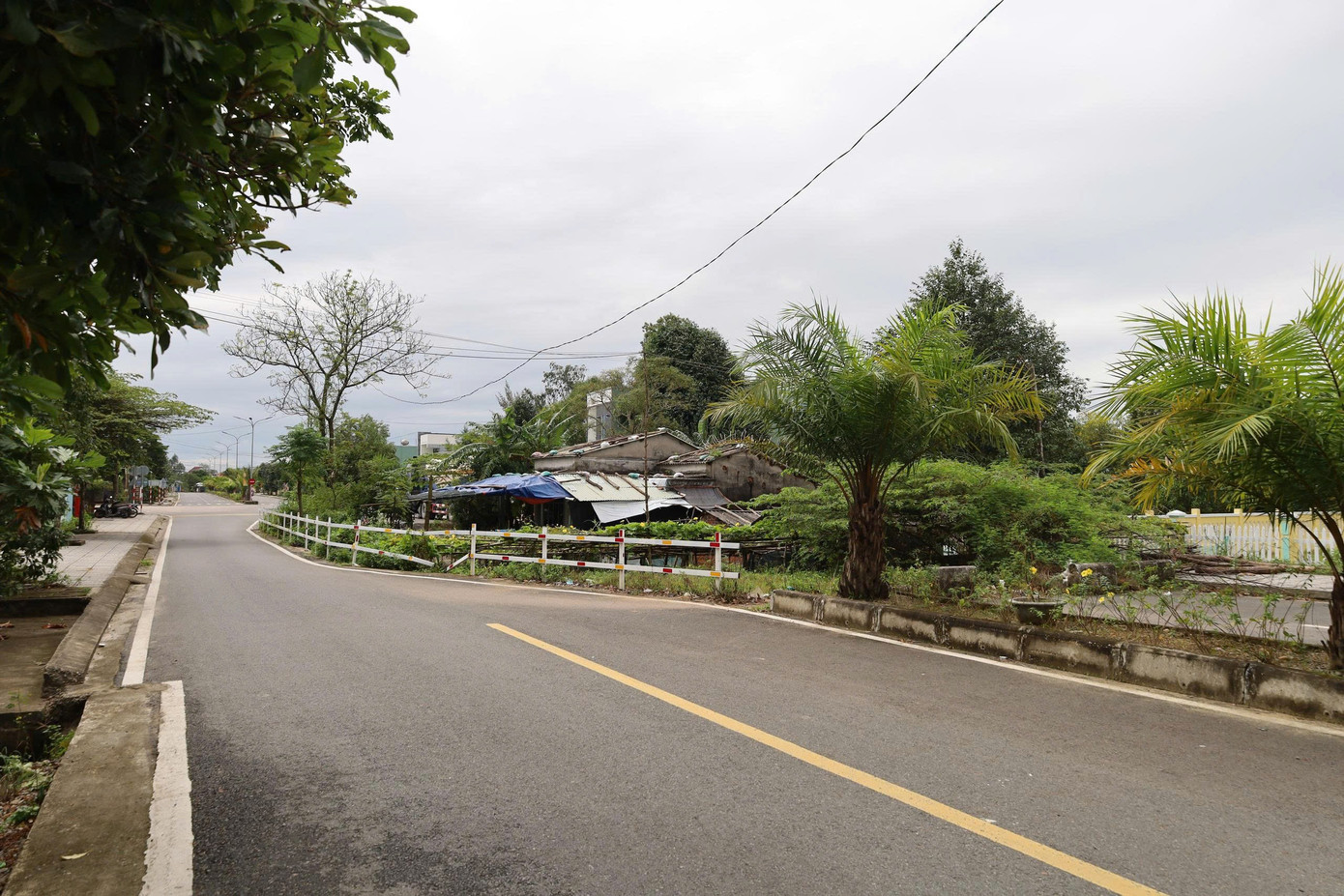 Kỳ lạ tuyến đường h&agrave;ng chục tỷ đồng c&oacute; ng&ocirc;i nh&agrave; &aacute;n ngữ giữa đường- Ảnh 5.