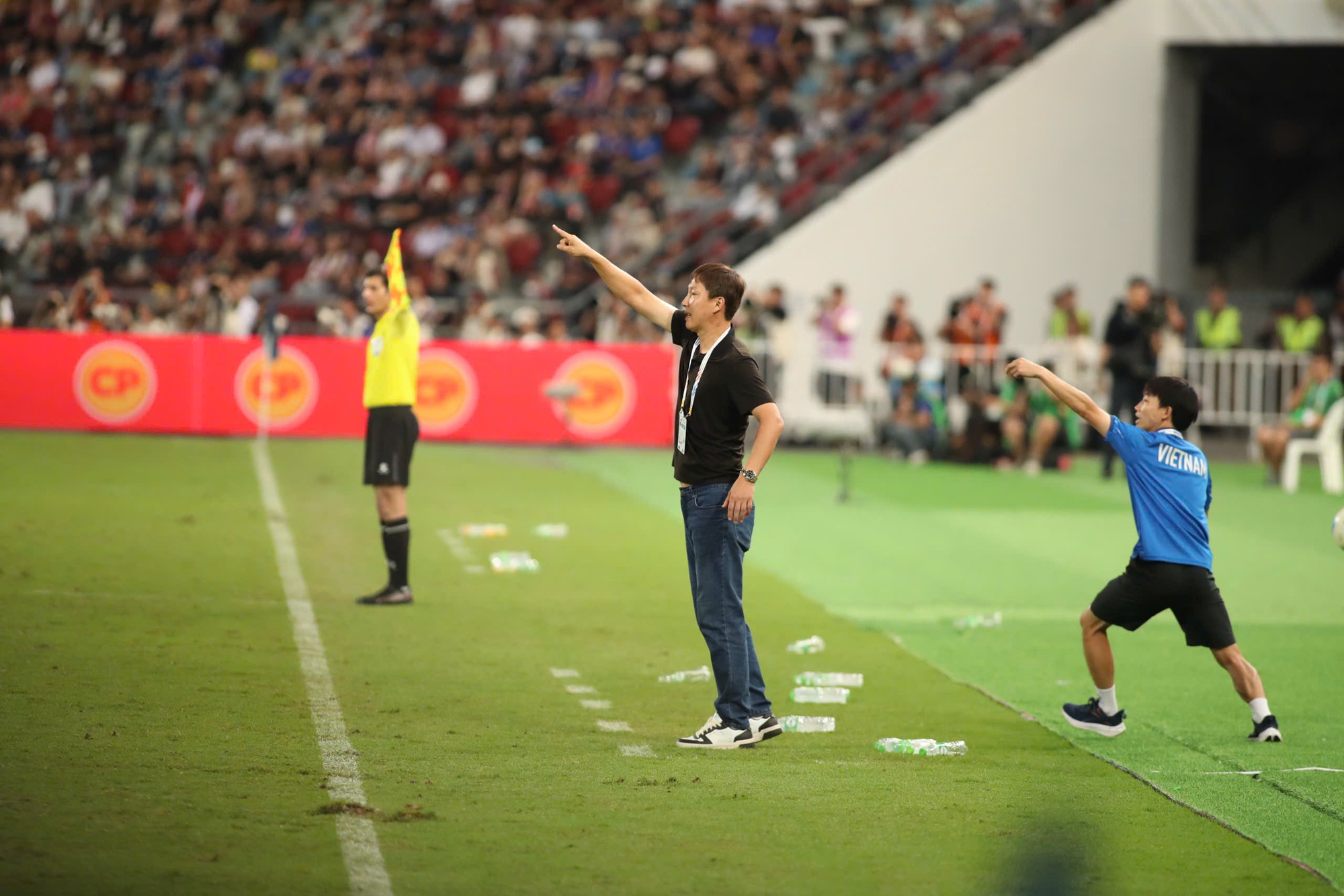 Khoảnh khắc U22 Việt Nam v&ocirc; địch, Quốc ca Việt Nam vang l&ecirc;n đầy tự h&agrave;o tại SEA Games- Ảnh 2.