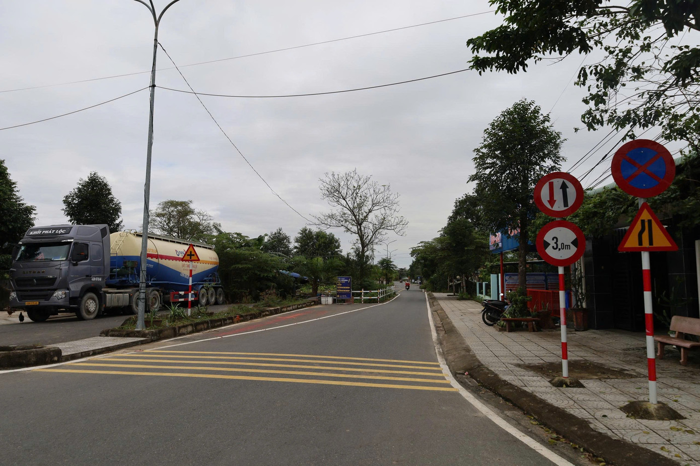 Kỳ lạ tuyến đường h&agrave;ng chục tỷ đồng c&oacute; ng&ocirc;i nh&agrave; &aacute;n ngữ giữa đường- Ảnh 4.