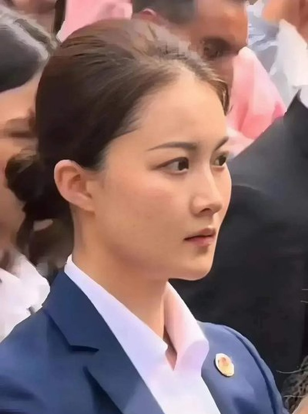 Nữ vệ sĩ xinh đẹp gây sốt với loạt khoảnh khắc hộ tống các phu nhân thế giới- Ảnh 2. Nữ vệ sĩ xinh đẹp gây sốt với loạt khoảnh khắc hộ tống các phu nhân thế giới- Ảnh 2.