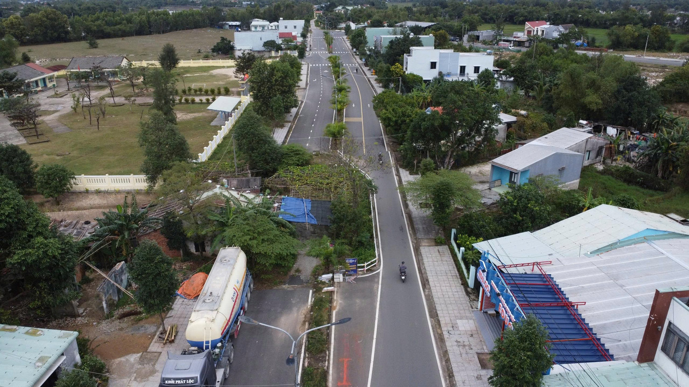 Kỳ lạ tuyến đường h&agrave;ng chục tỷ đồng c&oacute; ng&ocirc;i nh&agrave; &aacute;n ngữ giữa đường- Ảnh 1.