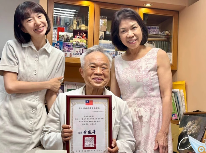 Cụ b&agrave; U80 'g&acirc;y b&atilde;o' khi diện bikini khoe cơ bắp tại cuộc thi thể h&igrave;nh- Ảnh 4.