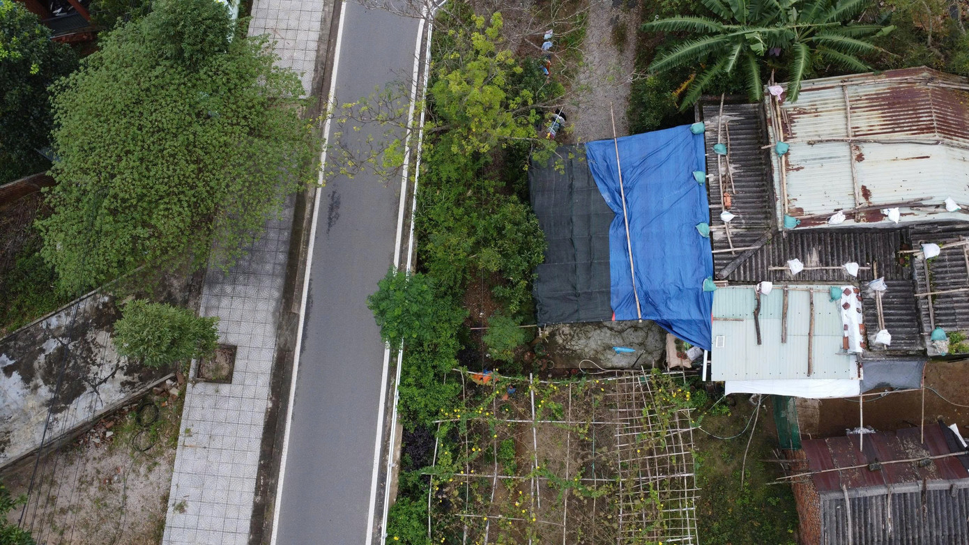 Kỳ lạ tuyến đường h&agrave;ng chục tỷ đồng c&oacute; ng&ocirc;i nh&agrave; &aacute;n ngữ giữa đường- Ảnh 12.