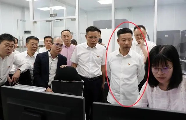 Tỷ phú sinh năm 1973 có 220.000 tỷ trong tay, thưởng Tết cho nhân viên Tỷ phú sinh năm 1973 có 220.000 tỷ trong tay, thưởng Tết cho nhân viên