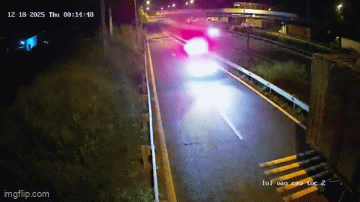 Cận cảnh khoảnh khắc xe cứu thương lao vào đuôi xe đầu kéo rồi bốc cháy dữ dội trên cao tốc TP.HCM - Dầu Giây, 3 người mắc kẹt tử vong- Ảnh 1. Cận cảnh khoảnh khắc xe cứu thương lao vào đuôi xe đầu kéo rồi bốc cháy dữ dội trên cao tốc TP.HCM - Dầu Giây, 3 người mắc kẹt tử vong- Ảnh 1.