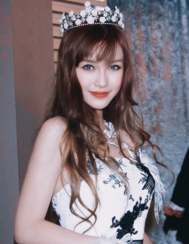 Angelababy đang l&agrave;m g&igrave; với gương mặt của m&igrave;nh vậy?- Ảnh 6.