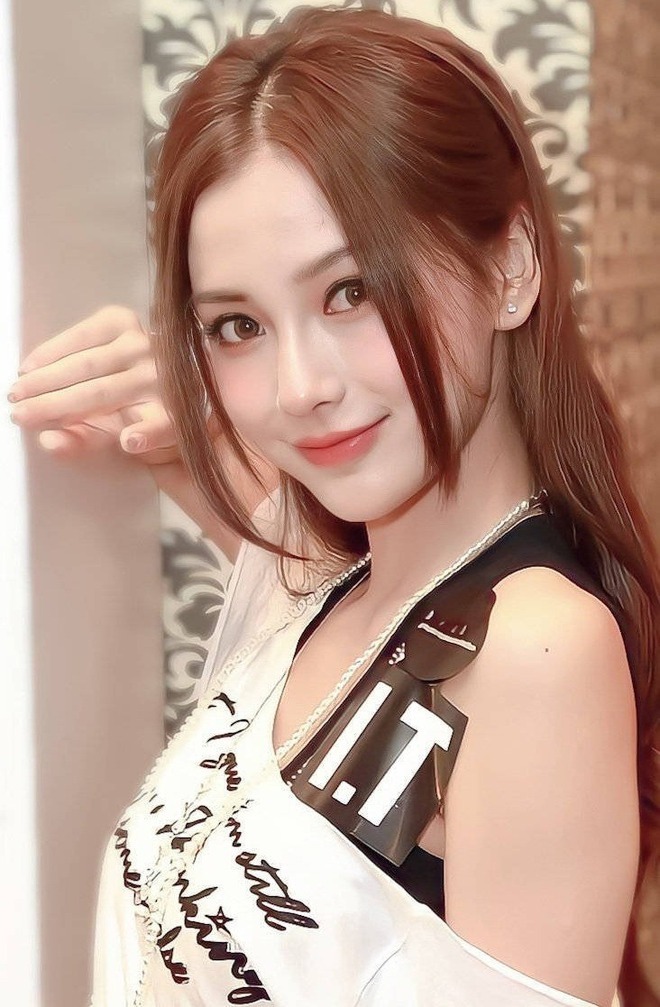 Angelababy đang l&agrave;m g&igrave; với gương mặt của m&igrave;nh vậy?- Ảnh 7.