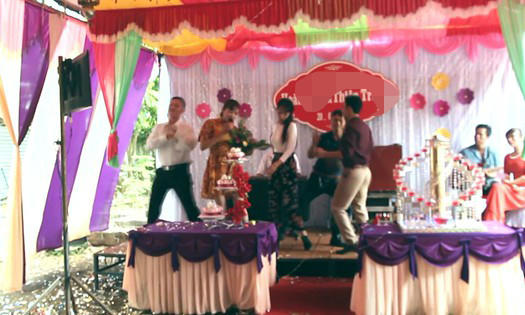 Chiếc thiệp cưới thị phi nhất c&otilde;i mạng h&ocirc;m nay: Chuyện nhỏ như con kiến nhưng phơi b&agrave;y vị thế trong gia đ&igrave;nh- Ảnh 2.