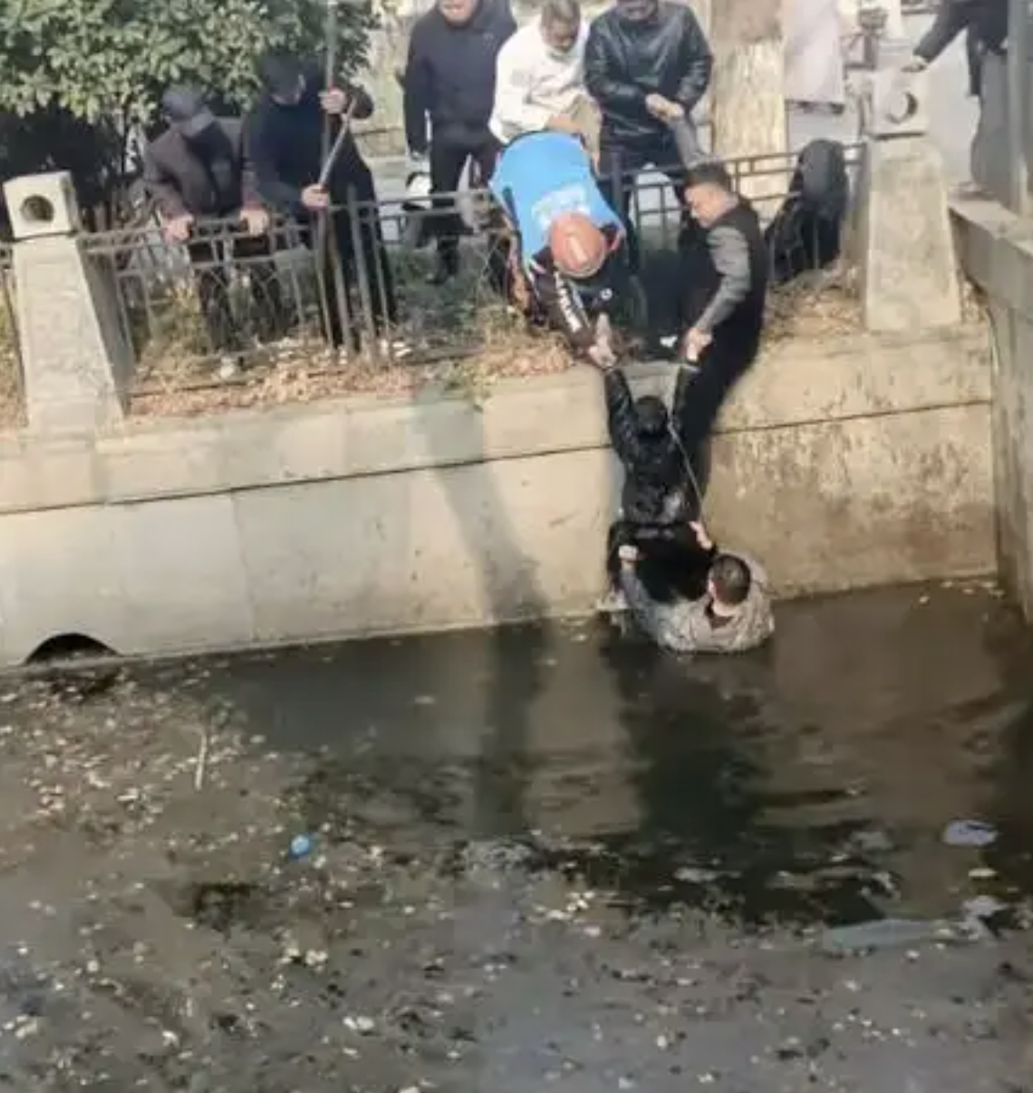 Đang giao đồ ăn, shipper phát hiện 1 cậu bé mặc đồ đen đang trôi nổi dưới kênh nước đục ngầu- Ảnh 3. Đang giao đồ ăn, shipper phát hiện 1 cậu bé mặc đồ đen đang trôi nổi dưới kênh nước đục ngầu- Ảnh 3.