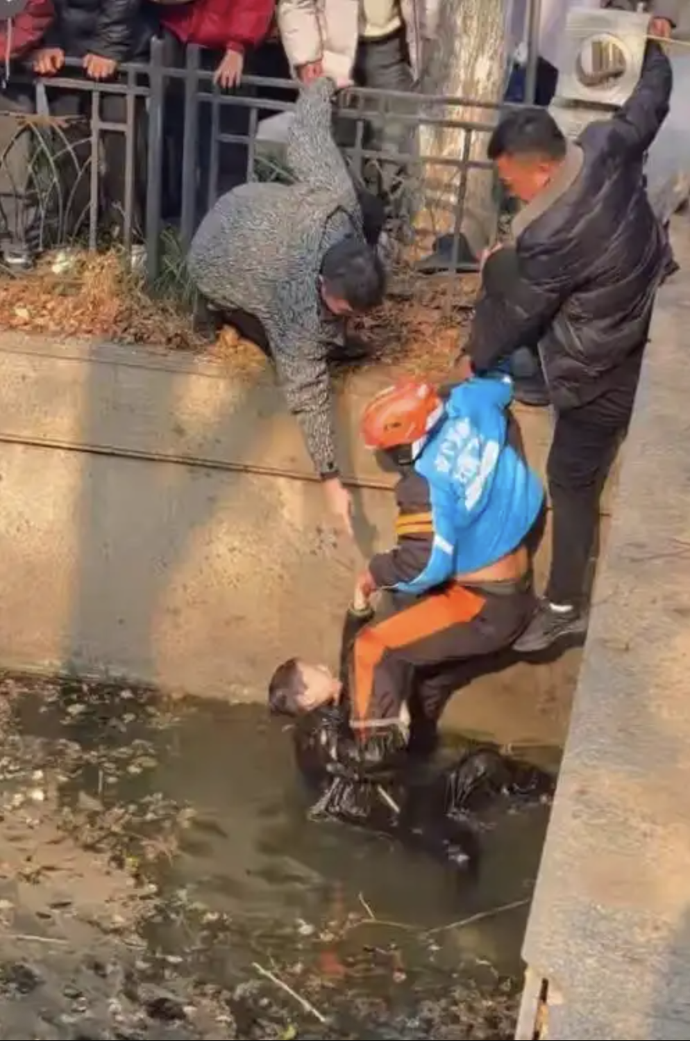 Đang giao đồ ăn, shipper phát hiện 1 cậu bé mặc đồ đen đang trôi nổi dưới kênh nước đục ngầu- Ảnh 1. Đang giao đồ ăn, shipper phát hiện 1 cậu bé mặc đồ đen đang trôi nổi dưới kênh nước đục ngầu- Ảnh 1.
