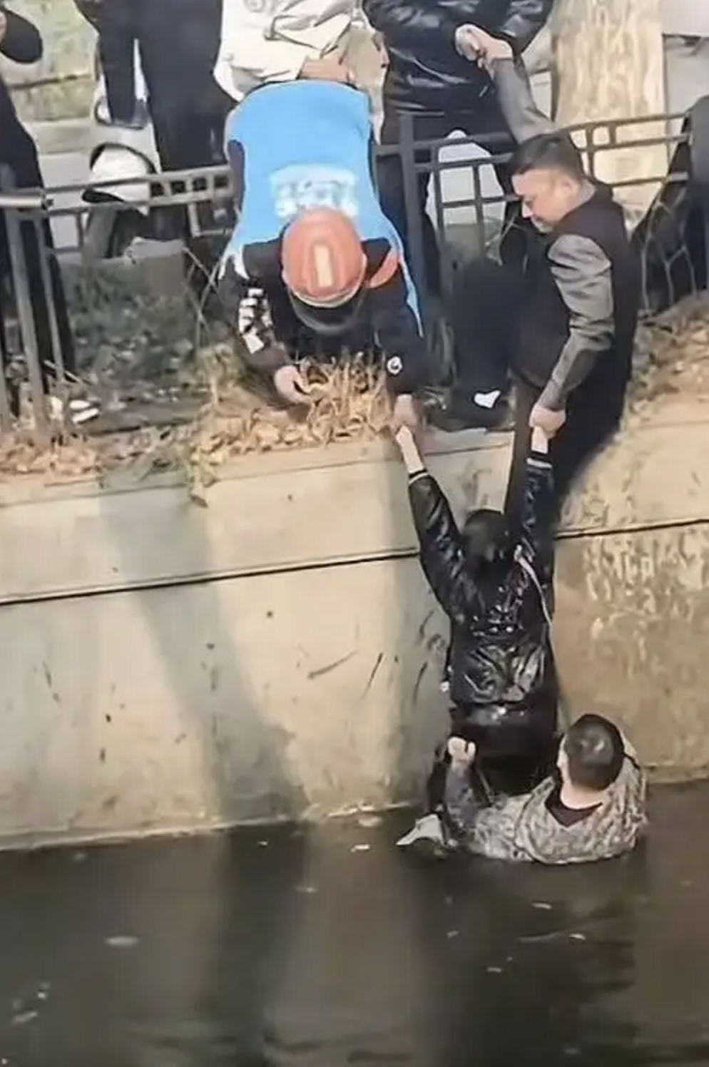 Đang giao đồ ăn, shipper phát hiện 1 cậu bé mặc đồ đen đang trôi nổi dưới kênh nước đục ngầu- Ảnh 2. Đang giao đồ ăn, shipper phát hiện 1 cậu bé mặc đồ đen đang trôi nổi dưới kênh nước đục ngầu- Ảnh 2.