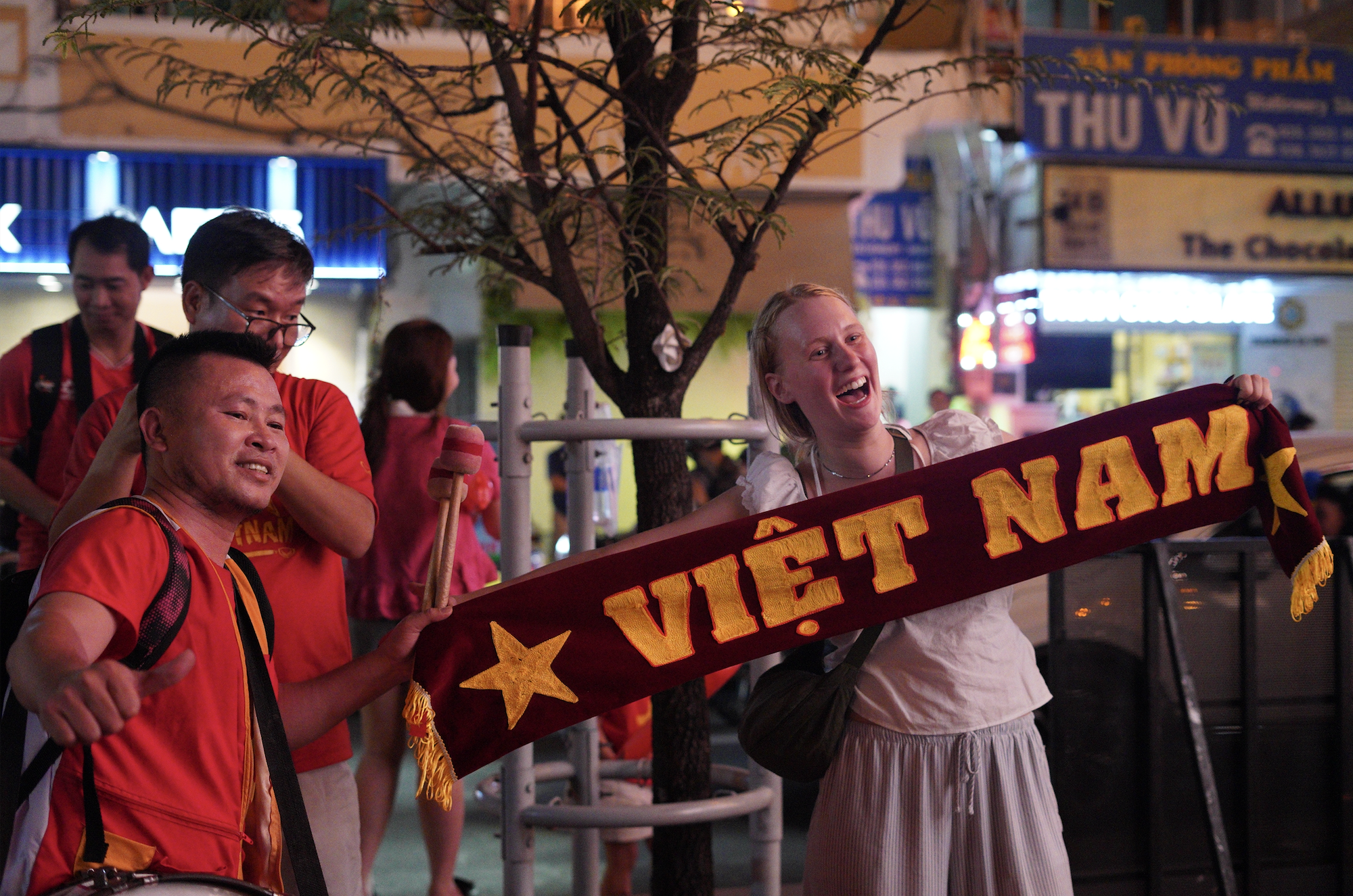 Ra mà xem khách Tây làm gì giữa lúc Việt Nam vô địch!- Ảnh 1. Ra mà xem khách Tây làm gì giữa lúc Việt Nam vô địch!- Ảnh 1.