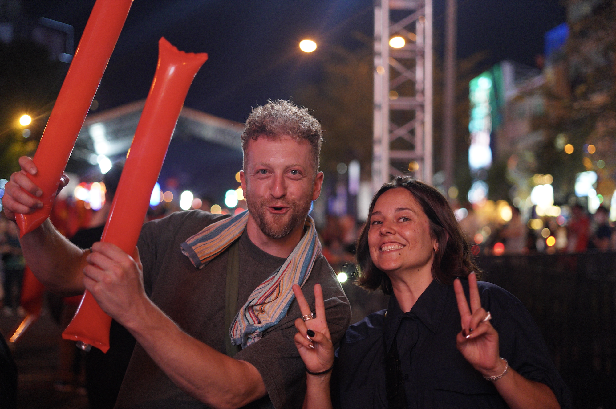 Ra mà xem khách Tây làm gì giữa lúc Việt Nam vô địch!- Ảnh 2. Ra mà xem khách Tây làm gì giữa lúc Việt Nam vô địch!- Ảnh 2.