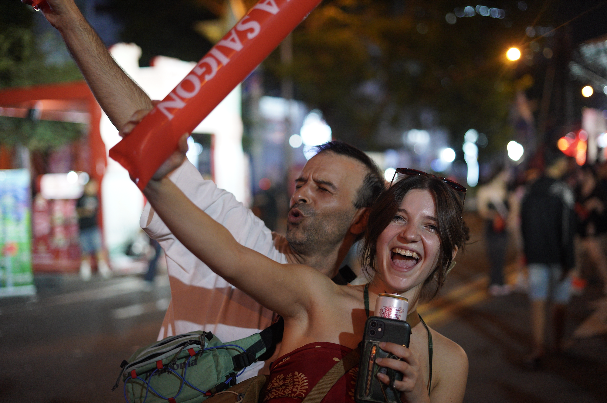 Ra mà xem khách Tây làm gì giữa lúc Việt Nam vô địch!- Ảnh 3. Ra mà xem khách Tây làm gì giữa lúc Việt Nam vô địch!- Ảnh 3.