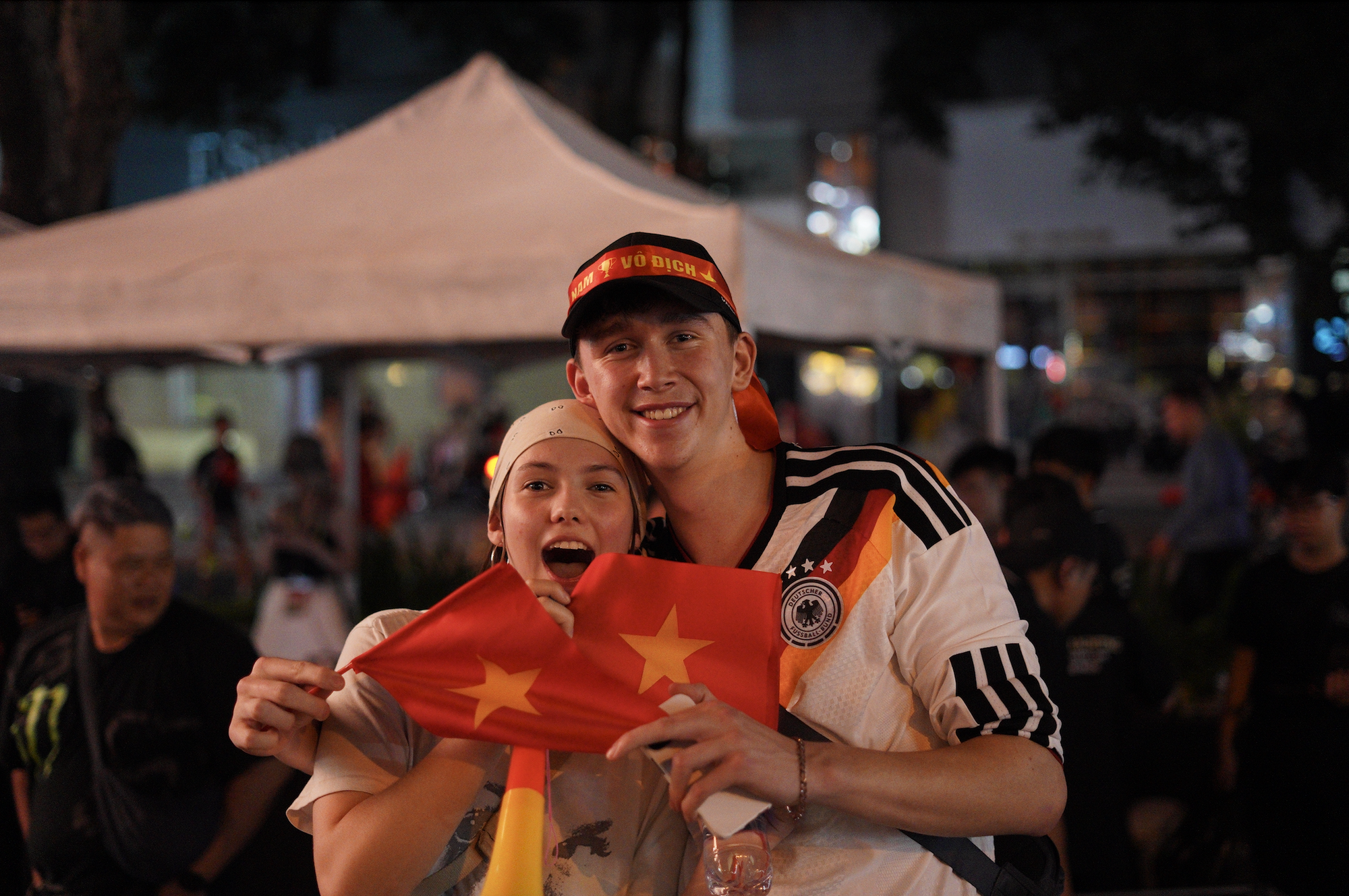 Ra mà xem khách Tây làm gì giữa lúc Việt Nam vô địch!- Ảnh 4. Ra mà xem khách Tây làm gì giữa lúc Việt Nam vô địch!- Ảnh 4.