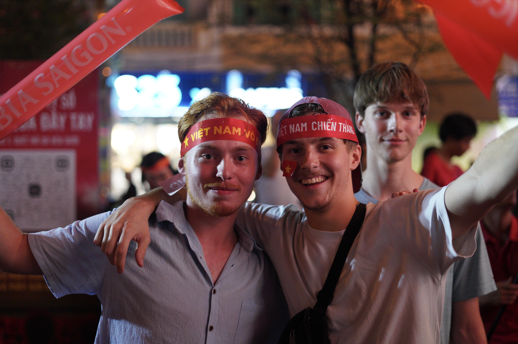 Ra mà xem khách Tây làm gì giữa lúc Việt Nam vô địch!- Ảnh 5. Ra mà xem khách Tây làm gì giữa lúc Việt Nam vô địch!- Ảnh 5.