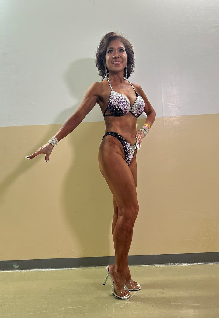 Cụ b&agrave; U80 'g&acirc;y b&atilde;o' khi diện bikini khoe cơ bắp tại cuộc thi thể h&igrave;nh- Ảnh 2.