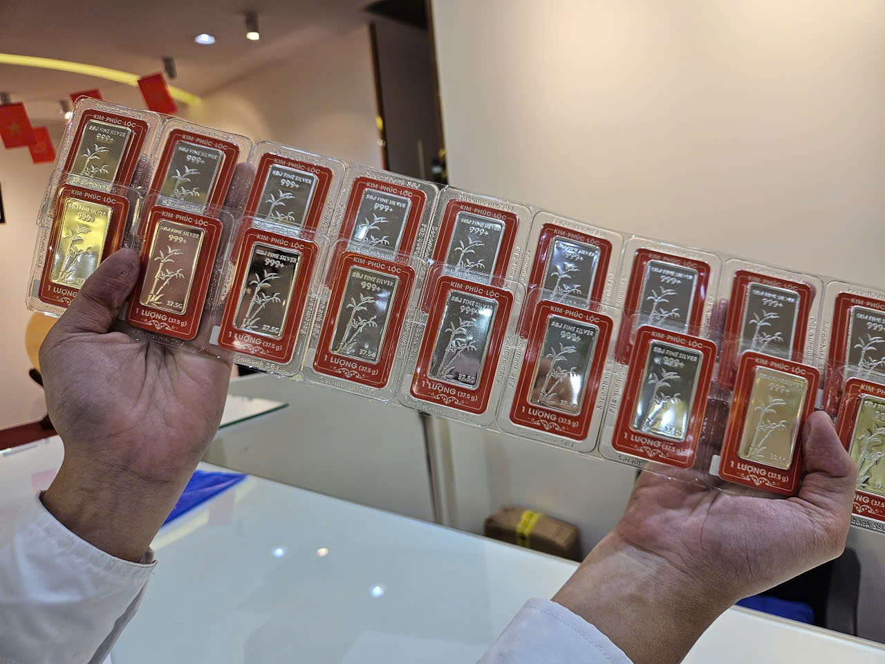 Giá bạc hôm nay, 18-12: Người mua bạc "đút túi" 30% tiền lời chỉ trong 1 tháng- Ảnh 1. Giá bạc hôm nay, 18-12: Người mua bạc "đút túi" 30% tiền lời chỉ trong 1 tháng- Ảnh 1.