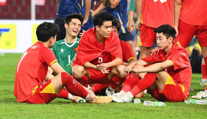 Đáng yêu vô đối: Thủ môn 1m91, visual cực phẩm của U22 Việt Nam hồn nhiên khoe HCV SEA Games Đáng yêu vô đối: Thủ môn 1m91, visual cực phẩm của U22 Việt Nam hồn nhiên khoe HCV SEA Games