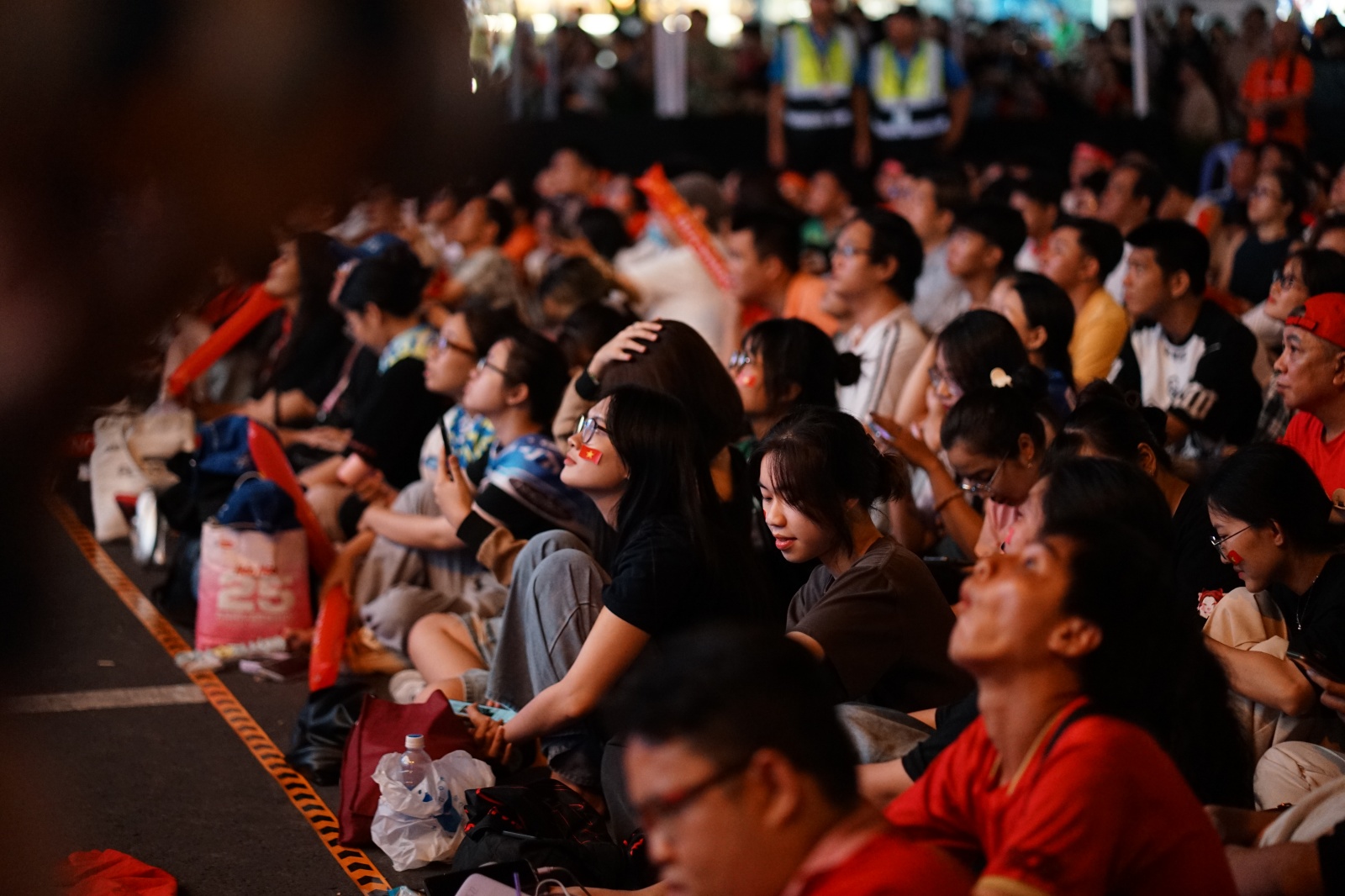 H&agrave;ng ngh&igrave;n người n&iacute;n thở tr&ecirc;n phố đi bộ Nguyễn Huệ, tất cả đang chờ một khoảnh khắc!- Ảnh 3.