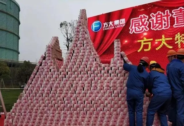 Tỷ phú sinh năm 1973 có 220.000 tỷ trong tay, thưởng Tết cho nhân viên Tỷ phú sinh năm 1973 có 220.000 tỷ trong tay, thưởng Tết cho nhân viên