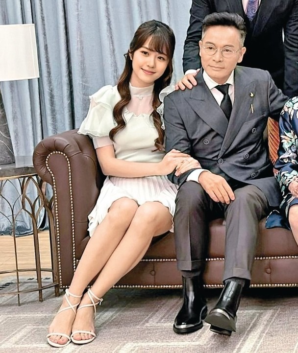 Nam diễn vi&ecirc;n 61 tuổi cứ đ&oacute;ng phim l&agrave; y&ecirc;u Hoa hậu, vừa chia tay mỹ nh&acirc;n 2K2 liền đến b&ecirc;n người đẹp 95?- Ảnh 2.