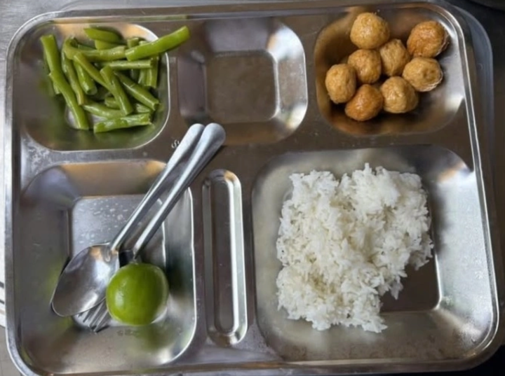 Suất ăn 38.000 đồng bị tố &iacute;t, trường n&oacute;i học sinh c&oacute; thể mua th&ecirc;m thức ăn- Ảnh 1.