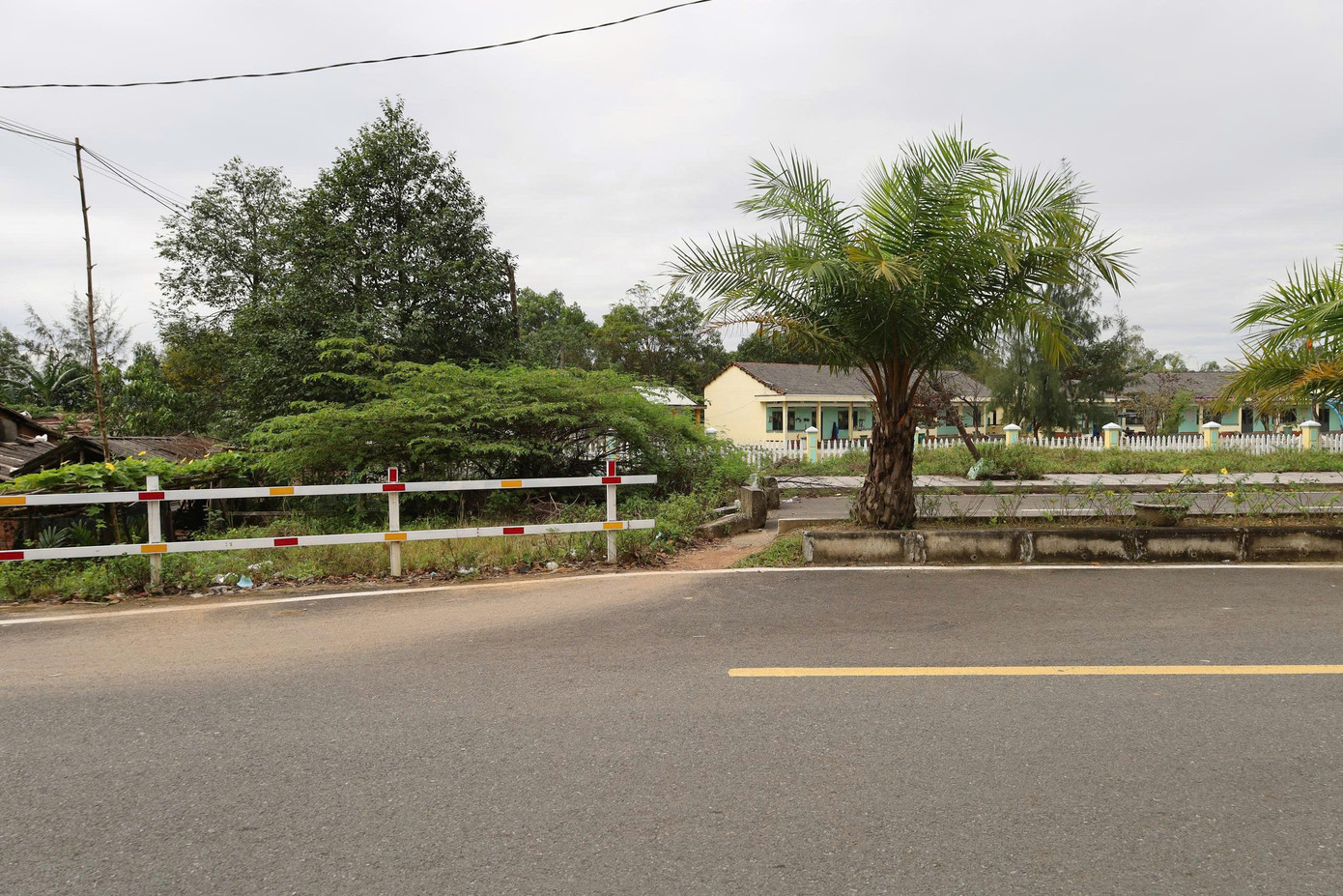 Kỳ lạ tuyến đường h&agrave;ng chục tỷ đồng c&oacute; ng&ocirc;i nh&agrave; &aacute;n ngữ giữa đường- Ảnh 7.