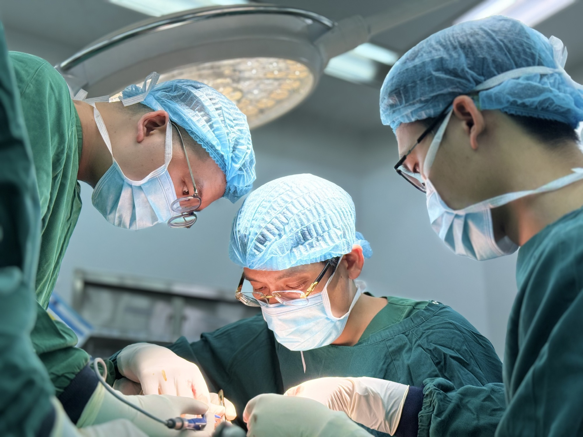 Cuộc mổ xuyên đêm cứu 4 ngón tay dập nát, gần đứt rời- Ảnh 2. Cuộc mổ xuyên đêm cứu 4 ngón tay dập nát, gần đứt rời- Ảnh 2.