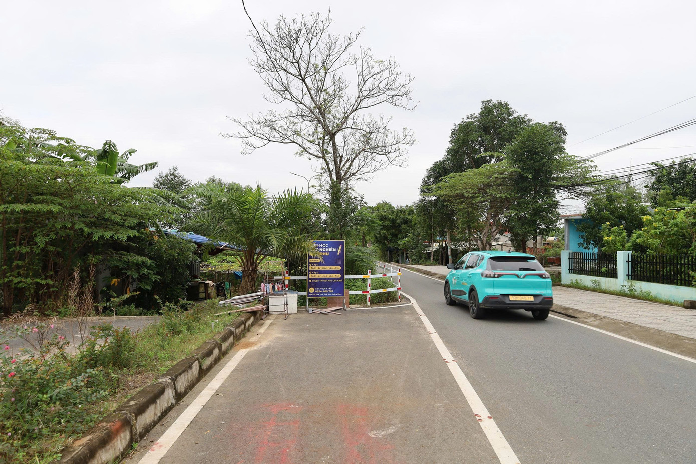Kỳ lạ tuyến đường h&agrave;ng chục tỷ đồng c&oacute; ng&ocirc;i nh&agrave; &aacute;n ngữ giữa đường- Ảnh 6.