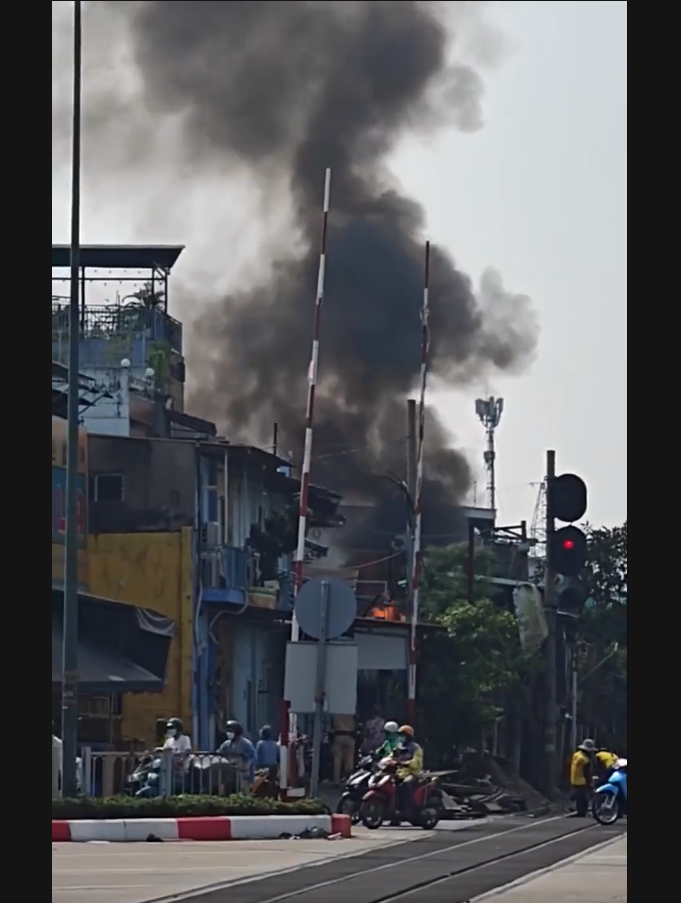 Đang nấu ăn, lửa bất ngờ b&ugrave;ng l&ecirc;n tại bếp g&acirc;y ch&aacute;y nh&agrave;, thi&ecirc;u rụi nhiều t&agrave;i sản- Ảnh 1.