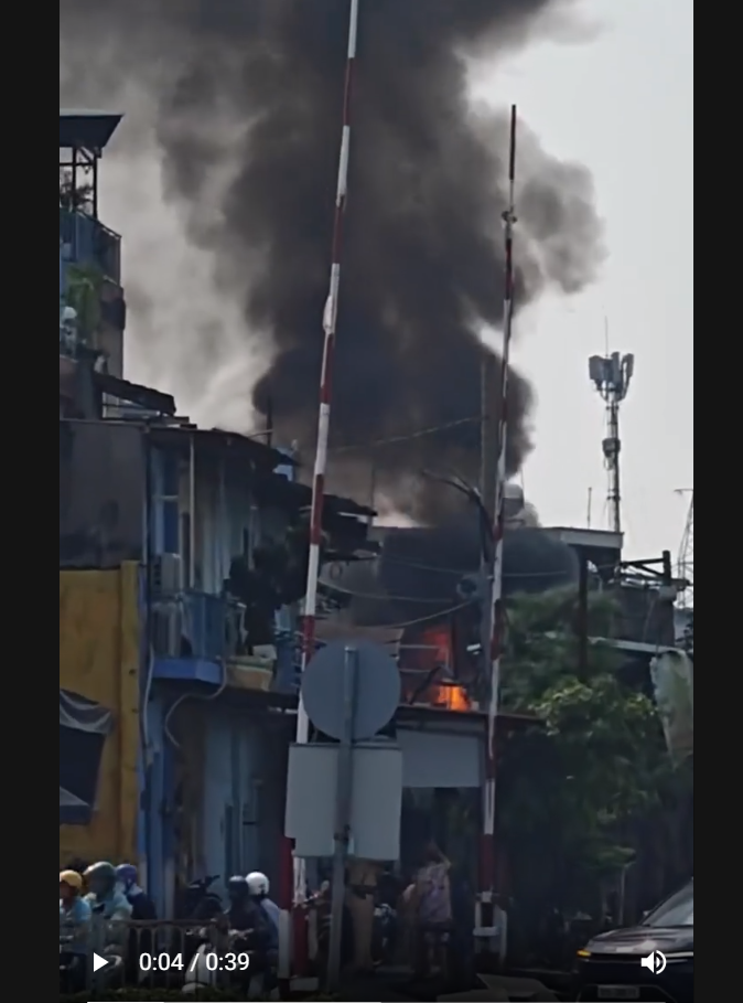 Đang nấu ăn, lửa bất ngờ b&ugrave;ng l&ecirc;n tại bếp g&acirc;y ch&aacute;y nh&agrave;, thi&ecirc;u rụi nhiều t&agrave;i sản- Ảnh 2.